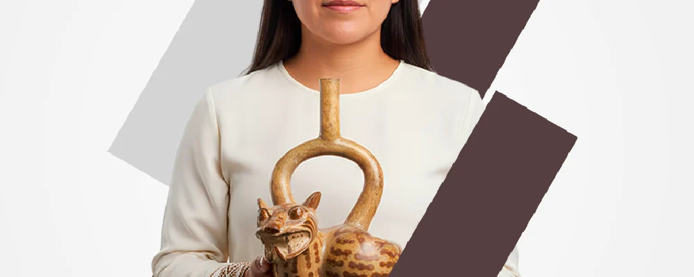 Mujer sosteniendo cerámica del arte precolombino peruano en el Museo de Arte de Lima