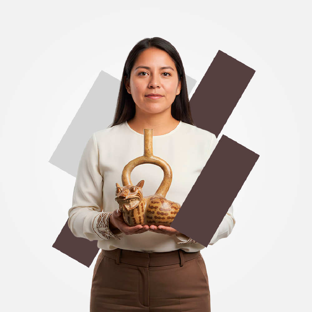 Mujer sosteniendo cerámica del arte precolombino peruano en el Museo de Arte de Lima