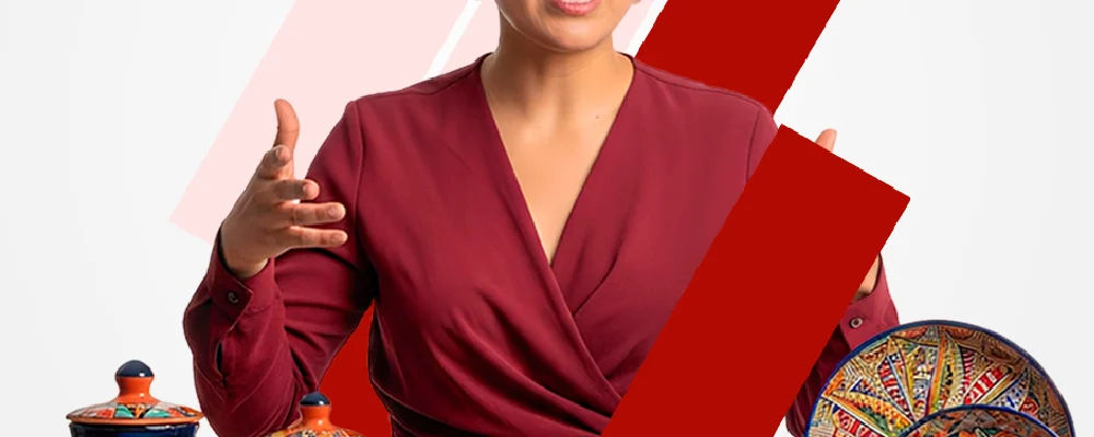 Docente explicando economía cultural e industrias creativas junto a piezas de artesanía y patrimonio cultural