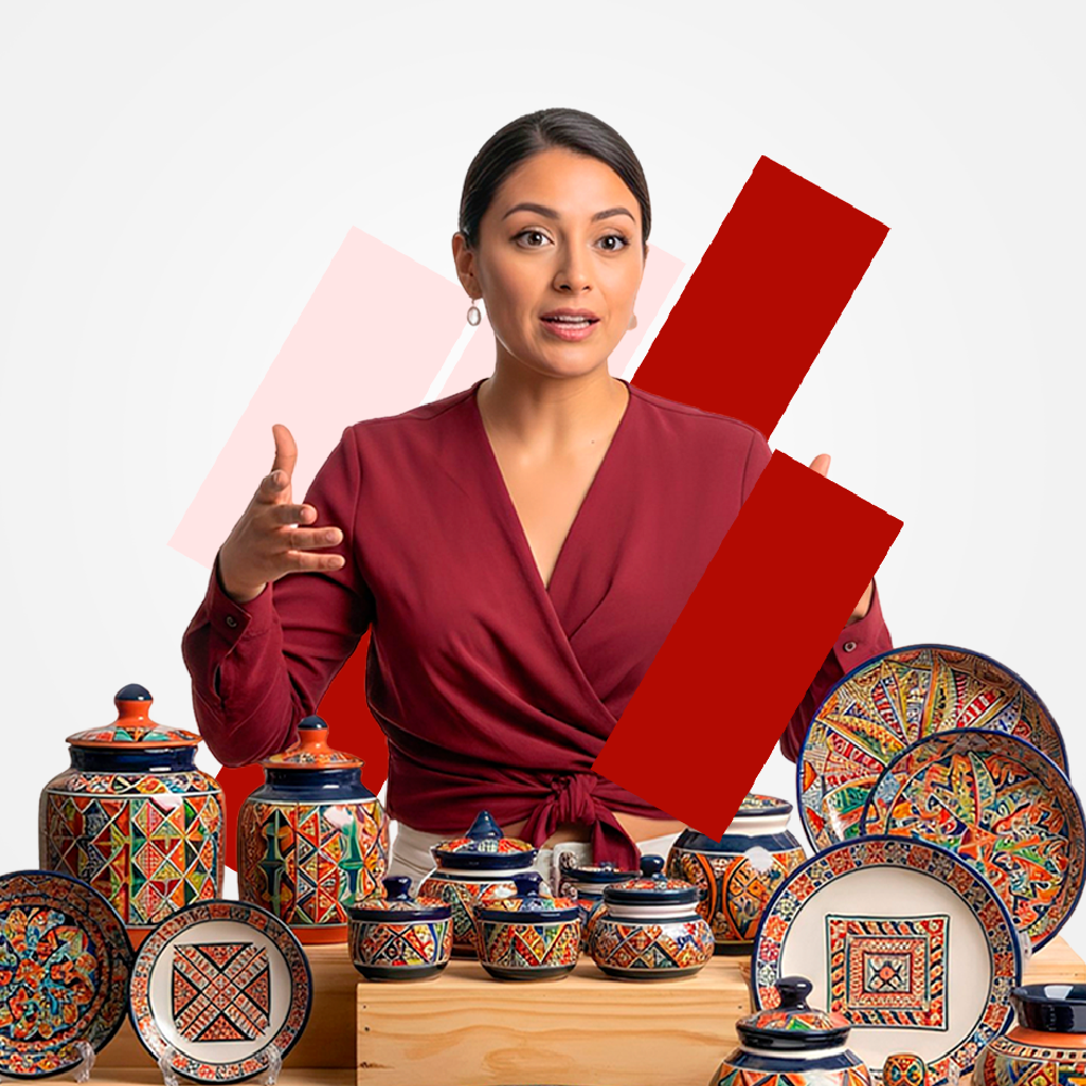 Docente explicando economía cultural e industrias creativas junto a piezas de artesanía y patrimonio cultural