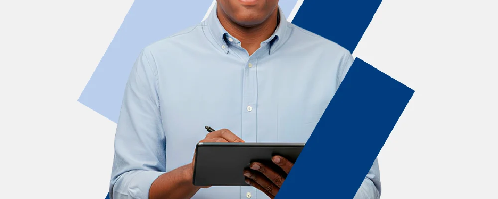 Estudiante del curso de gestión del patrimonio cultural del MALI analizando una pieza patrimonial