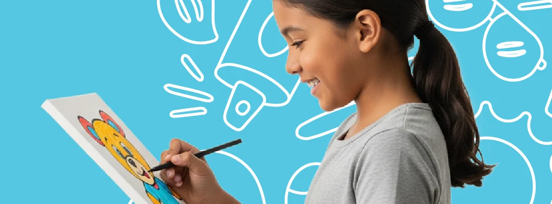 Niña dibujando un personaje de dibujos animados con lápiz digital sobre una tableta creativa