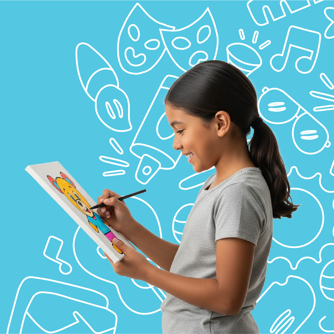 Niña dibujando un personaje de dibujos animados con lápiz digital sobre una tableta creativa