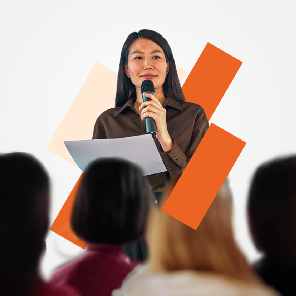 Profesional presentando un proyecto de gestión cultural y políticas públicas ante un público en un entorno educativo.